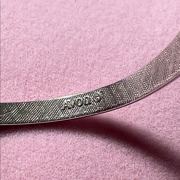 Avon Silver V-Style cuff bracelet - Picture 2 of 5